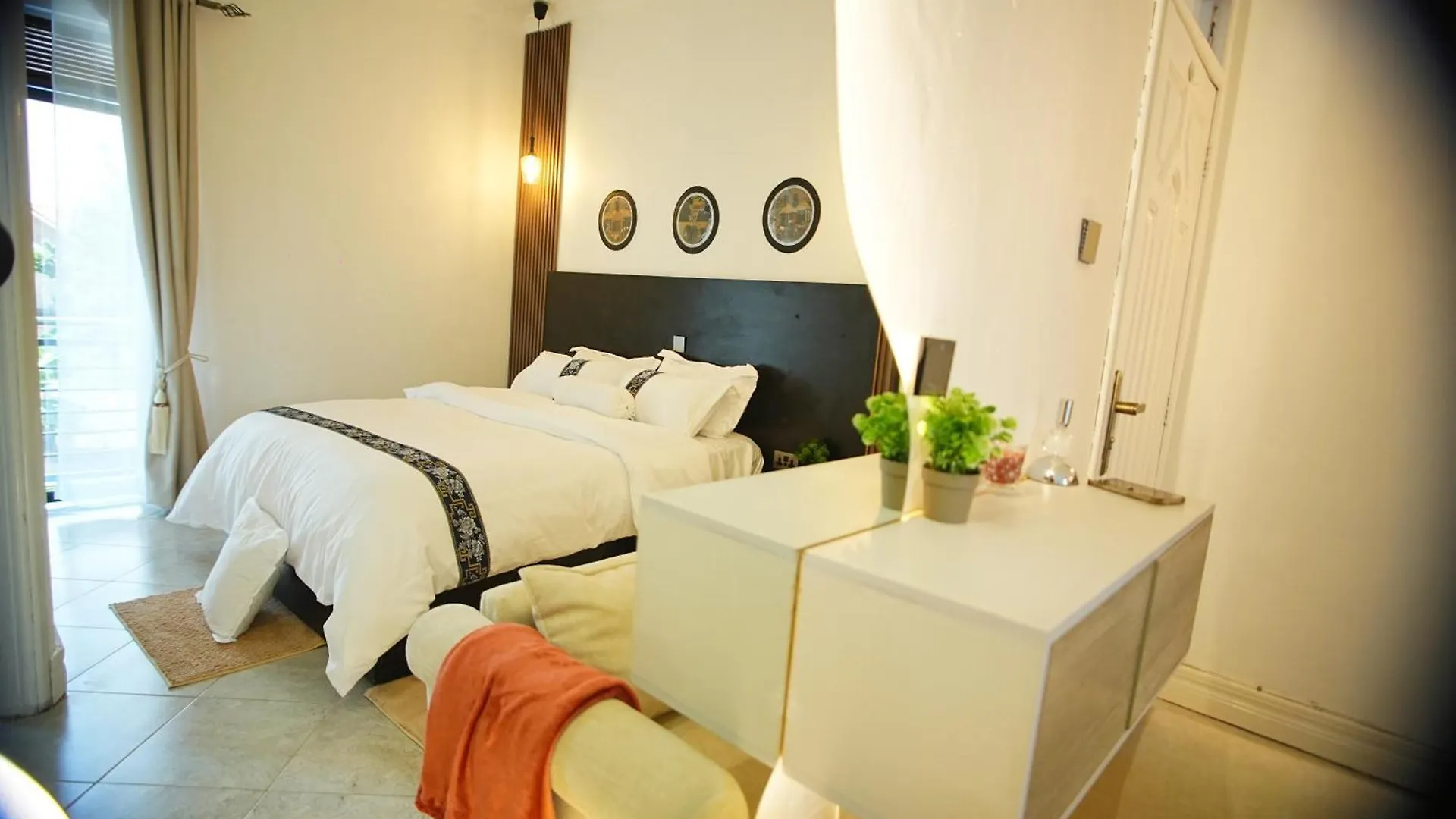 Home2Suite By Veronica Buziga, Munyonyo- Luxury With Netflix, Wi-Fi, & Free Parking Kampala 0*,